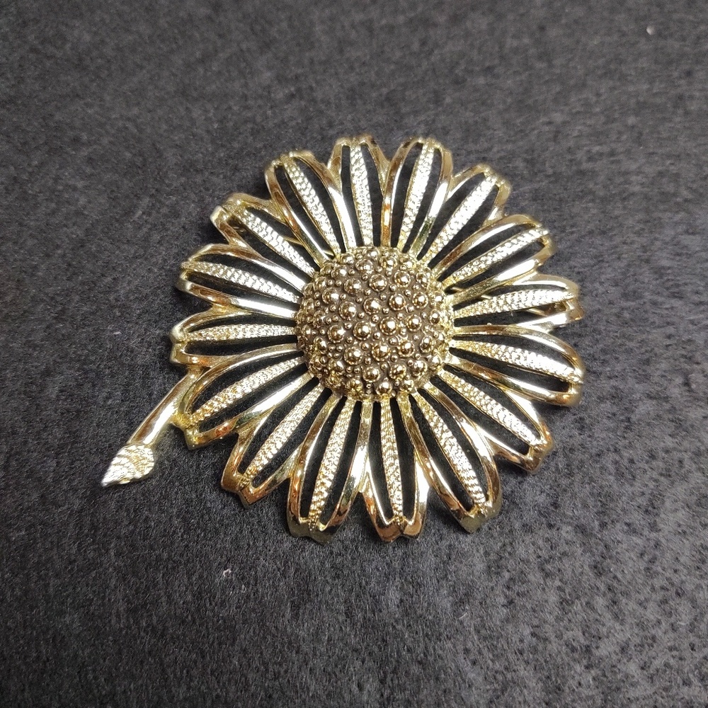Vintage Sarah Coventry gold brooch